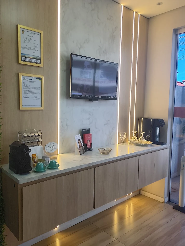 Recepção com parede de plantas verdes